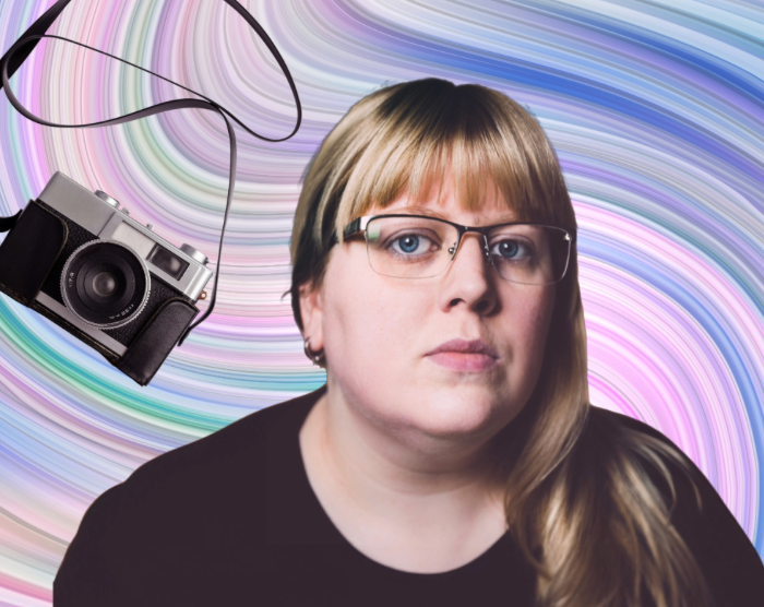 Portret Miranda Lahuis met gekleurde achtergrond en camera